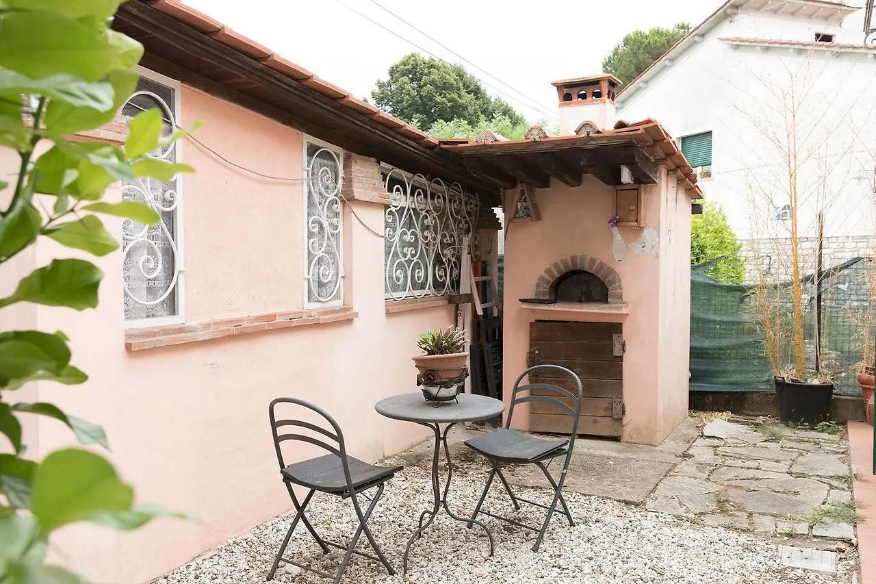 Villino Lorenzelli Near The City Wall Lucca Italy